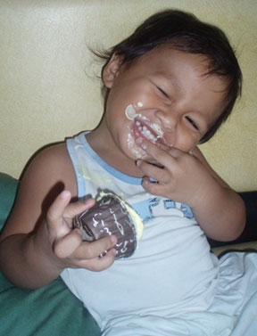 bebe-makan-kue.jpg