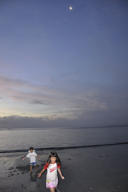 the-children,-the-sea,-and-the-moon