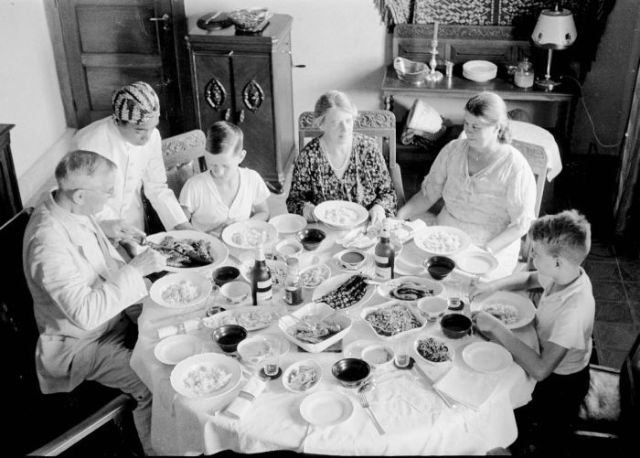 COLLECTIE_TROPENMUSEUM_De_familie_C.H._Japing_met_tante_Jet_en_oom_Jan_Breeman_aan_de_rijsttafel_Bandoeng_TMnr_10030167